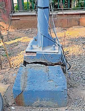A streetlight in the area with visible cracks. (HT Photo) A streetlight in the area with visible cracks. (HT Photo)