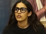 Niharika Konidela froze for a while after a reporter informed her of Ram Charan's injury. 