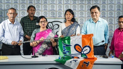 TMC প্রার্থী হতেই আইনি জটিলতায় স্বপ্না বর্মন (Sudipta Banerjee) TMC প্রার্থী হতেই আইনি জটিলতায় স্বপ্না বর্মন (Sudipta Banerjee)