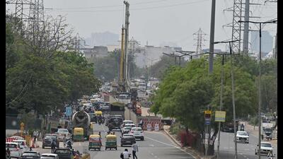 According to officials, the planned roads aim to ensure smooth movement of vehicles along the alignment during construction of the metro. (Parveen Kumar/HT) According to officials, the planned roads aim to ensure smooth movement of vehicles along the alignment during construction of the metro. (Parveen Kumar/HT)