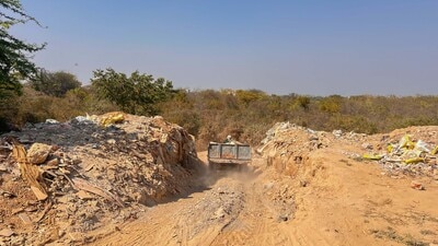 Residents report night-time dumping, broken walls and no CCTV; officials promise action as waste shifts from stricter zones to the park. (Parveen Kumar/HT) Residents report night-time dumping, broken walls and no CCTV; officials promise action as waste shifts from stricter zones to the park. (Parveen Kumar/HT)