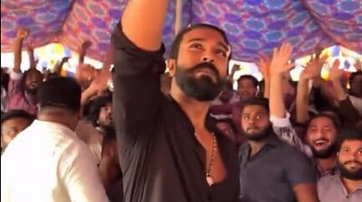 Ram Charan Injury: గాయంతోనే పెద్ది షూటింగ్కు రామ్ చరణ్.. కంటిపైన బ్యాండేజ్తోనే అభిమానులతో సెల్ఫీ వీడియో Ram Charan Injury: గాయంతోనే పెద్ది షూటింగ్కు రామ్ చరణ్.. కంటిపైన బ్యాండేజ్తోనే అభిమానులతో సెల్ఫీ వీడియో