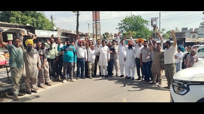 Taxi unions from Nurpur Bedi, Kiratpur Sahib and Anandpur Sahib areas of Rupanagr district on Thursday announced that they would block roads at the Himachal border from April 1.