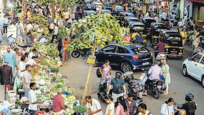 iMumbai, India - March 22, 2026: Hawkers line the busy roadside outside Vile Parle station, their colorful stalls and lively calls blending into the rhythm of the city’s daily rush in Mumbai, India, on Sunday, March 22, 2026. (Photo by Satish Bate/ Hindustan Times) (Hindustan Times) iMumbai, India - March 22, 2026: Hawkers line the busy roadside outside Vile Parle station, their colorful stalls and lively calls blending into the rhythm of the city’s daily rush in Mumbai, India, on Sunday, March 22, 2026. (Photo by Satish Bate/ Hindustan Times) (Hindustan Times)