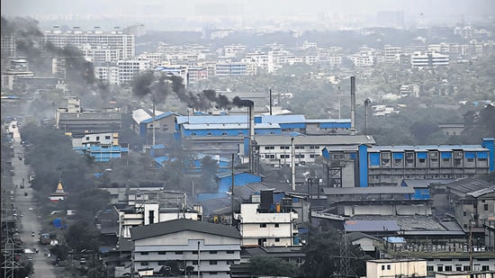 Thane: The complete unavailability of the 5 kg Free Trade LPG (FTL), used by migrant workers who often lack residential proof, has forced more than fifty percent of workers to migrate to their native states, and if the situation doesn’t improve in a few days, another 30 percent are ready to move. The remaining workers are forced to cook their food on earthen or makeshift ovens made of bricks and using firewood, which is also in short supply.Pic by Pramod Thane: story by Kaptan Mali Thursday.Pic on Thursday in India on 26 2026 - ( Photo By Pramod Tambe