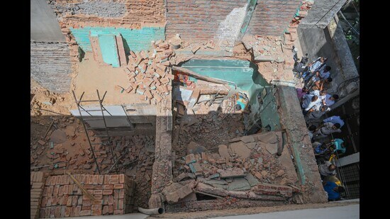 Workers trapped under debris at Roshanpura site; locals rescued them before being rushed to hospital, police say. (Parveen Kumar/HT)