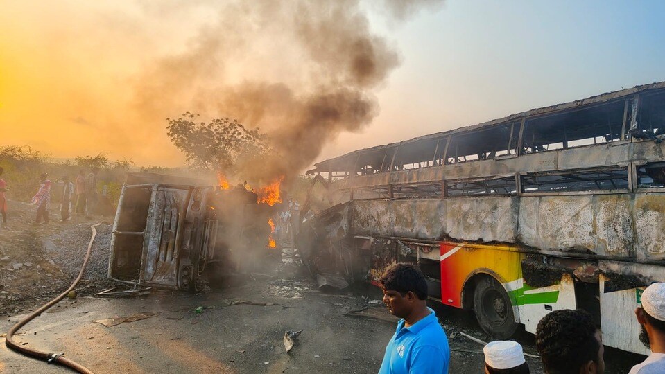 <p>బస్సులోని ఇద్దరు డ్రైవర్లు, క్లీనర్ సహా పలువురు సజీవ దహనమయ్యారు. టిప్పర్ డ్రైవర్ ఉన్నట్లు సమాచారం. సెమీ స్లీపర్ బస్సు కావడంతో బయటికి వచ్చేందుకు ప్రయాణికులు ఇబ్బంది పడినట్లు తెలిసింది. </p>