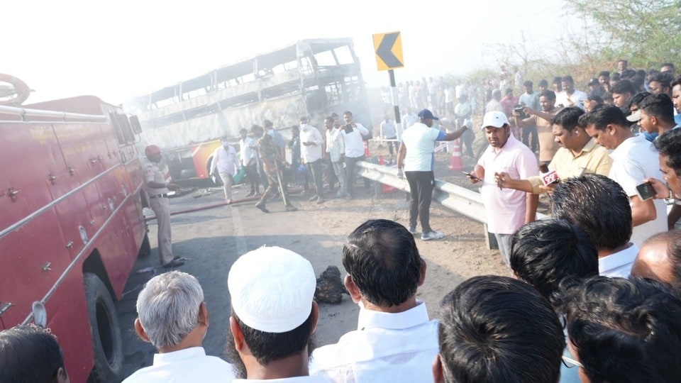 <p>ఘటనాస్థలికి చేరుకున్న పోలీసులు సహాయక చర్యలు ముమ్మరం చేశారు. అగ్నిమాపక బృందాలు కూడా రంగంలోకి దిగాయి.</p>