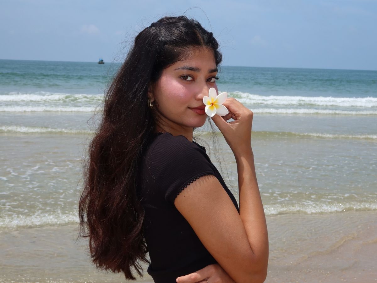 Loose beach waves hairstyle for vacation look. (Ria Amin)