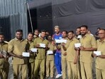 Hardik Pandya rewards Wankhede Stadium ground staff.