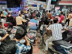 ముంబైలోని ఓ పెట్రోల్​ బంకు వద్ద ప్రజలు..(Bachchan Kumar/ HT PHOTO)