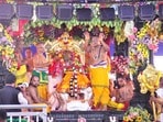<p>అభిజిత్ లగ్నంలో సీతారాముల శిరస్సుపై జీలకర్ర, బెల్లం పెట్టే ఘట్టం పూర్తైంది. ఆ తర్వాత సీతమ్మ మెడలో రాములవారు మాంగళ్యధారణ చేశారు. ఆ తర్వాత తలంబ్రాల వేడుక నిర్వహించారు.</p>