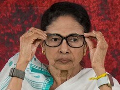 ঝড়ঝঞ্ঝার মাসে আকাশে বিমান চক্কর কেটেছে বহুক্ষণ! মমতা বললেন, 'পাইলট খুব..'