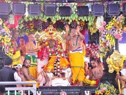 <p>అభిజిత్ లగ్నంలో సీతారాముల శిరస్సుపై జీలకర్ర, బెల్లం పెట్టే ఘట్టం పూర్తైంది. ఆ తర్వాత సీతమ్మ మెడలో రాములవారు మాంగళ్యధారణ చేశారు. ఆ తర్వాత తలంబ్రాల వేడుక నిర్వహించారు.</p>