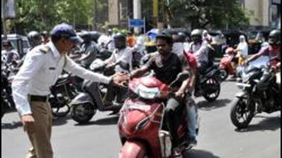 Bombay High Court on March 26 issued a notice to PMC in a writ petition challenging the legal validity of a 2010 GR that authorises the civic body to collect an additional ₹1,000 fine from traffic violators . ((PIC FOR REPRESENTATION)) Bombay High Court on March 26 issued a notice to PMC in a writ petition challenging the legal validity of a 2010 GR that authorises the civic body to collect an additional ₹1,000 fine from traffic violators . ((PIC FOR REPRESENTATION))