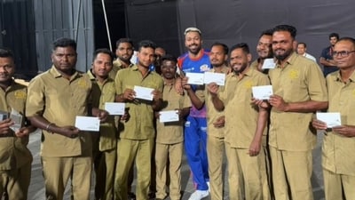 Hardik Pandya rewards Wankhede Stadium ground staff. (X Image) Hardik Pandya rewards Wankhede Stadium ground staff. (X Image)