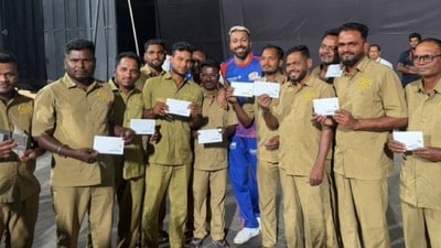 Hardik Pandya: ఇచ్చిన మాట నిలబెట్టుకున్న హార్దిక్ పాండ్యా.. వాంఖడే స్టాఫ్ అందరికీ చెక్కులు ఇచ్చిన స్టార్ క్రికెటర్ (X Image) Hardik Pandya: ఇచ్చిన మాట నిలబెట్టుకున్న హార్దిక్ పాండ్యా.. వాంఖడే స్టాఫ్ అందరికీ చెక్కులు ఇచ్చిన స్టార్ క్రికెటర్ (X Image)
