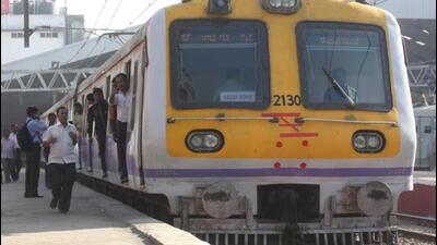 MumbaiÖ 28January 2011..News...15 coach local train service by western railway started from churchgate railway station to virar and vasai on friday - HT photo by Hemant Padalkar (HIndustan Times)