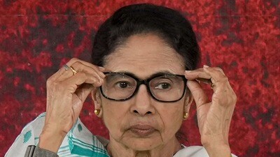 ঝড়ঝঞ্ঝার মাসে আকাশে বিমান চক্কর কেটেছে বহুক্ষণ! মমতা বললেন, 'পাইলট খুব..' ঝড়ঝঞ্ঝার মাসে আকাশে বিমান চক্কর কেটেছে বহুক্ষণ! মমতা বললেন, 'পাইলট খুব..'