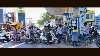 Rush at Petrol pump in college road due to panic buying in Ludhiana. (Gurpreet/HT) Rush at Petrol pump in college road due to panic buying in Ludhiana. (Gurpreet/HT)