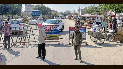The blockade at Phullanwal Chowk in Ludhiana on Friday. (HT Photo)