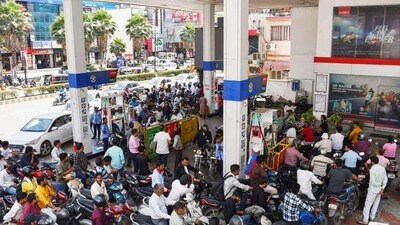 ఓ పెట్రోల్​ బంకులో రద్దీ.. (ANI)
