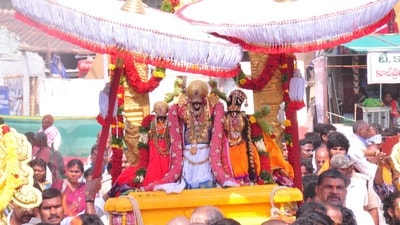<p>భద్రాచలంలో శ్రీ సీతారామచంద్రస్వామి వారి కళ్యాణ మహోత్సవం కన్నుల పండువగా సాగింది. రాష్ట్ర ప్రభుత్వం తరపున స్వామివారికి పట్టు వస్త్రాలు, ముత్యాల తలంబ్రాలు ముఖ్యమంత్రి రేవంత్ రెడ్డి సమర్పించారు.</p> <p>భద్రాచలంలో శ్రీ సీతారామచంద్రస్వామి వారి కళ్యాణ మహోత్సవం కన్నుల పండువగా సాగింది. రాష్ట్ర ప్రభుత్వం తరపున స్వామివారికి పట్టు వస్త్రాలు, ముత్యాల తలంబ్రాలు ముఖ్యమంత్రి రేవంత్ రెడ్డి సమర్పించారు.</p>