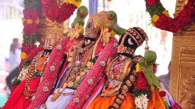 <p>మెుదట శ్రీ సీతారాములను పల్లకిలో ఊరేగింపుగా మండపానికి తీసుకొచ్చారు. శుక్రవారం ఉదయం 10.30 గంటలకు రాములవారి కళ్యాణ ఘట్టం ప్రారంభమైంది.</p> <p>మెుదట శ్రీ సీతారాములను పల్లకిలో ఊరేగింపుగా మండపానికి తీసుకొచ్చారు. శుక్రవారం ఉదయం 10.30 గంటలకు రాములవారి కళ్యాణ ఘట్టం ప్రారంభమైంది.</p>
