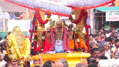<p>ఈ సందర్భంగా ఆలయ ప్రాంగణం భక్తులతో కిటకిటలాడుతూ ఆధ్యాత్మిక వాతావరణం నెలకొంది.</p> <p>ఈ సందర్భంగా ఆలయ ప్రాంగణం భక్తులతో కిటకిటలాడుతూ ఆధ్యాత్మిక వాతావరణం నెలకొంది.</p>