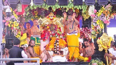 <p>అభిజిత్ లగ్నంలో సీతారాముల శిరస్సుపై జీలకర్ర, బెల్లం పెట్టే ఘట్టం పూర్తైంది. ఆ తర్వాత సీతమ్మ మెడలో రాములవారు మాంగళ్యధారణ చేశారు. ఆ తర్వాత తలంబ్రాల వేడుక నిర్వహించారు.</p> <p>అభిజిత్ లగ్నంలో సీతారాముల శిరస్సుపై జీలకర్ర, బెల్లం పెట్టే ఘట్టం పూర్తైంది. ఆ తర్వాత సీతమ్మ మెడలో రాములవారు మాంగళ్యధారణ చేశారు. ఆ తర్వాత తలంబ్రాల వేడుక నిర్వహించారు.</p>