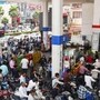 ఓ పెట్రోల్​ బంకులో రద్దీ..