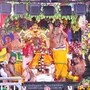<p>అభిజిత్ లగ్నంలో సీతారాముల శిరస్సుపై జీలకర్ర, బెల్లం పెట్టే ఘట్టం పూర్తైంది. ఆ తర్వాత సీతమ్మ మెడలో రాములవారు మాంగళ్యధారణ చేశారు. ఆ తర్వాత తలంబ్రాల వేడుక నిర్వహించారు.</p>