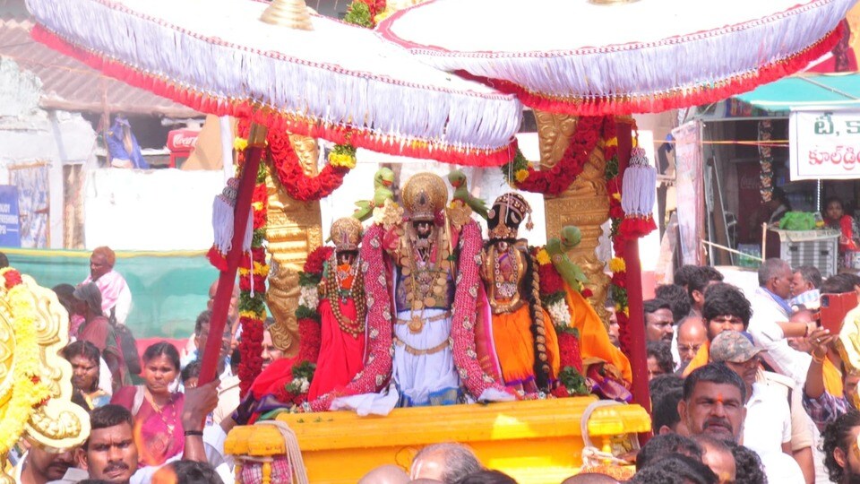 <p>భద్రాచలంలో శ్రీ సీతారామచంద్రస్వామి వారి కళ్యాణ మహోత్సవం కన్నుల పండువగా సాగింది. రాష్ట్ర ప్రభుత్వం తరపున స్వామివారికి పట్టు వస్త్రాలు, ముత్యాల తలంబ్రాలు ముఖ్యమంత్రి రేవంత్ రెడ్డి సమర్పించారు.</p>