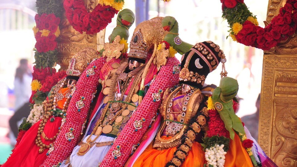 <p>మెుదట శ్రీ సీతారాములను పల్లకిలో ఊరేగింపుగా మండపానికి తీసుకొచ్చారు. శుక్రవారం ఉదయం 10.30 గంటలకు రాములవారి కళ్యాణ ఘట్టం ప్రారంభమైంది.</p>
