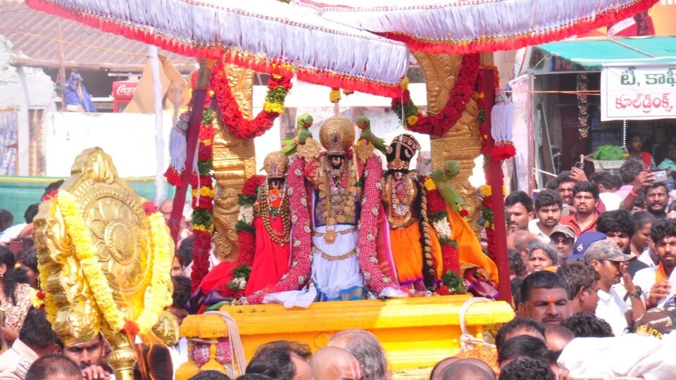 <p>ఈ సందర్భంగా ఆలయ ప్రాంగణం భక్తులతో కిటకిటలాడుతూ ఆధ్యాత్మిక వాతావరణం నెలకొంది.</p>