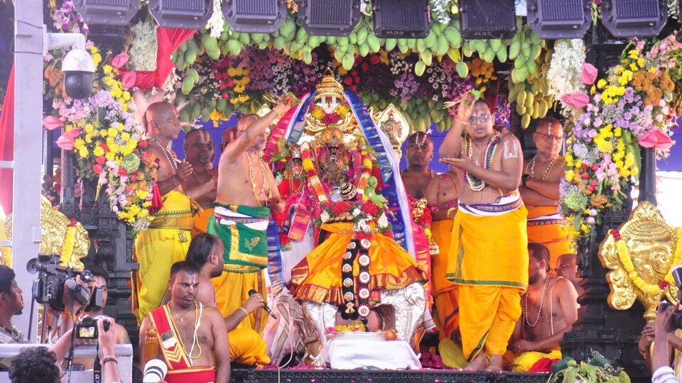 <p>శ్రీసీతారాముల కళ్యాణం చూసేందుకు తెలుగు రాష్ట్రాల నుంచే కాకుండ పలు రాష్ట్రాల నుంచి భక్తులు తరలివచ్చారు. శ్రీరామ నామస్మరణతో మిథిలా స్టేడియం ప్రాంగణం మార్గోగింది. సీతారాముల కళ్యాణం సందర్భంగా భద్రాచలం రాములవారి ఆలయంతోపాటుగా మిథిలా స్టేడియాన్ని సర్వాంగ సుందరంగా ముస్తాబు చేశారు.</p>