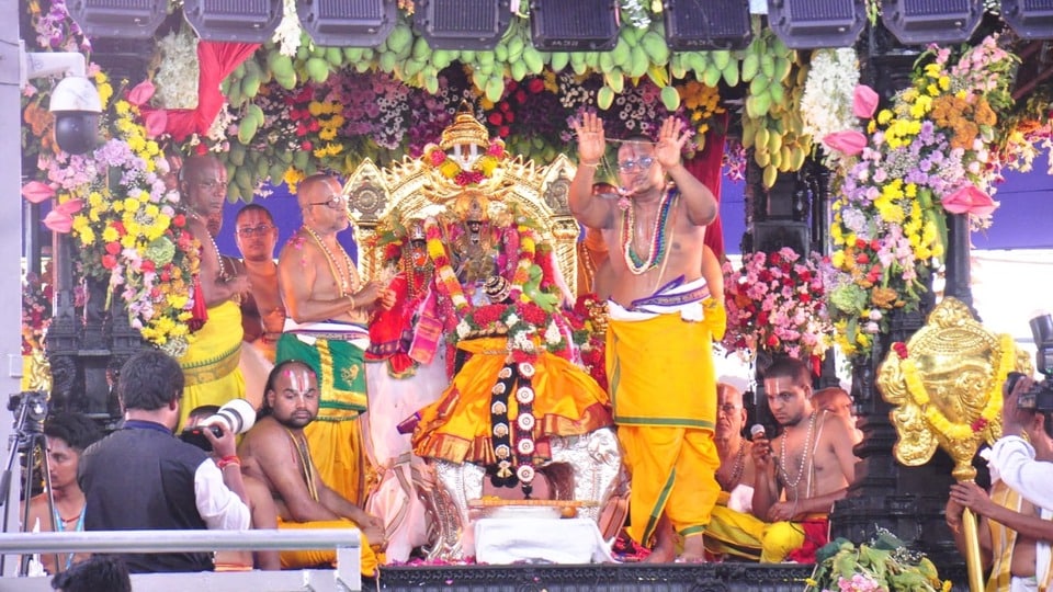 <p>అభిజిత్ లగ్నంలో సీతారాముల శిరస్సుపై జీలకర్ర, బెల్లం పెట్టే ఘట్టం పూర్తైంది. ఆ తర్వాత సీతమ్మ మెడలో రాములవారు మాంగళ్యధారణ చేశారు. ఆ తర్వాత తలంబ్రాల వేడుక నిర్వహించారు.</p>