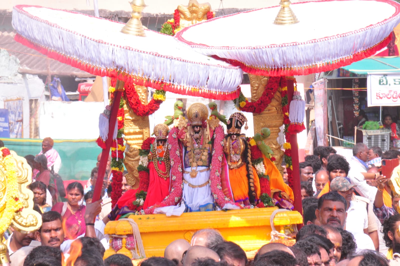 <p>భద్రాచలంలో శ్రీ సీతారామచంద్రస్వామి వారి కళ్యాణ మహోత్సవం కన్నుల పండువగా సాగింది. రాష్ట్ర ప్రభుత్వం తరపున స్వామివారికి పట్టు వస్త్రాలు, ముత్యాల తలంబ్రాలు ముఖ్యమంత్రి రేవంత్ రెడ్డి సమర్పించారు.</p>