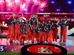 2025 ఐపీఎల్​ ట్రోఫీతో ఆర్సీబీ..(ANI)