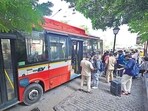 Mumbai, India - March 27, 2026: Commuter standing in an queue to board BEST bus at Gateway Of India Bus Stop at Colaba in Mumbai, India, on Friday, March 27, 2026. (Photo by Anshuman Poyrekar/Hindustan Times) (Anshuman Poyrekar/HT Photo) Mumbai, India - March 27, 2026: Commuter standing in an queue to board BEST bus at Gateway Of India Bus Stop at Colaba in Mumbai, India, on Friday, March 27, 2026. (Photo by Anshuman Poyrekar/Hindustan Times) (Anshuman Poyrekar/HT Photo)