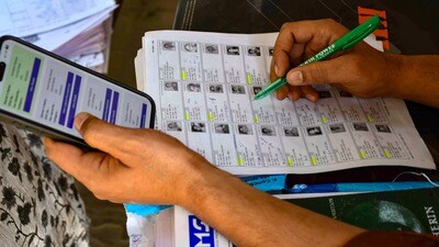 এর আগে এসআইআরের 'চূড়ান্ত তালিকায়' বাংলায় ৬৩ লাখ লোকের নাম বাদ পড়েছিল। (Nitin Sharma) এর আগে এসআইআরের 'চূড়ান্ত তালিকায়' বাংলায় ৬৩ লাখ লোকের নাম বাদ পড়েছিল। (Nitin Sharma)