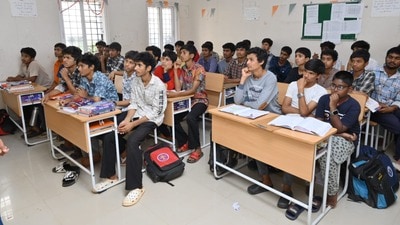 <p>కొత్త విద్యార్థులు అయితే 'ఫ్రెష్ రిజిస్ట్రేషన్' అనే ఆప్షన్ పై నొక్కాలి. అప్పుడు బ్రౌజర్లో మీ స్కాలర్ షిప్ సంబంధిత అప్లికేషన్ ఫారమ్ ఓపెన్ అవుతుంది. మీ వివరాలను ఎంటర్ చేసి.. అవసరమైన పత్రాలను అప్లోడ్ చేయాలి. ఇక చివరగా.. అప్లికేషన్లో మీరు నమోదు చేసిన వివరాలను సమీక్షించుకుని "సబ్మిట్" చేయాలి. ఆ తర్వాత అప్లికేషన్ ప్రింట్ అవుట్ తీసుకోవచ్చు. భవిష్యత్తు అవసరాల కోసం అప్లికేషన్ రిఫరెన్స్ నంబర్ను నోట్ చేసుకోవాలి.<br> </p> <p>కొత్త విద్యార్థులు అయితే 'ఫ్రెష్ రిజిస్ట్రేషన్' అనే ఆప్షన్ పై నొక్కాలి. అప్పుడు బ్రౌజర్లో మీ స్కాలర్ షిప్ సంబంధిత అప్లికేషన్ ఫారమ్ ఓపెన్ అవుతుంది. మీ వివరాలను ఎంటర్ చేసి.. అవసరమైన పత్రాలను అప్లోడ్ చేయాలి. ఇక చివరగా.. అప్లికేషన్లో మీరు నమోదు చేసిన వివరాలను సమీక్షించుకుని "సబ్మిట్" చేయాలి. ఆ తర్వాత అప్లికేషన్ ప్రింట్ అవుట్ తీసుకోవచ్చు. భవిష్యత్తు అవసరాల కోసం అప్లికేషన్ రిఫరెన్స్ నంబర్ను నోట్ చేసుకోవాలి.<br> </p>