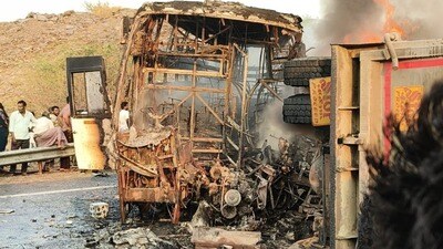 దగ్ధమైన ట్రావెల్స్ బస్సు దగ్ధమైన ట్రావెల్స్ బస్సు