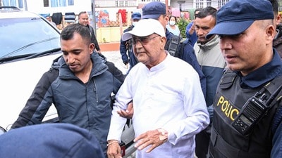 ভক্তপুরের গুন্ডুতে তাঁর বাসভবন থেকে ওলিকে হেফাজতে নেয় নেপাল পুলিশ। (AFP) ভক্তপুরের গুন্ডুতে তাঁর বাসভবন থেকে ওলিকে হেফাজতে নেয় নেপাল পুলিশ। (AFP)