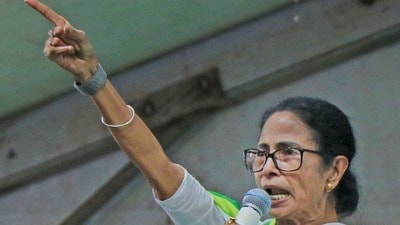 গত ২৫ মার্চ মাটিগাড়া-নকশালবাড়িতে জনসভায় মমতা বলেছিলেন, 'ভোটের সময় কেউ ভয় দেখাতে আসলে ঘরে যা আছে, তা নিয়ে বের হবেন।' (PTI) গত ২৫ মার্চ মাটিগাড়া-নকশালবাড়িতে জনসভায় মমতা বলেছিলেন, 'ভোটের সময় কেউ ভয় দেখাতে আসলে ঘরে যা আছে, তা নিয়ে বের হবেন।' (PTI)
