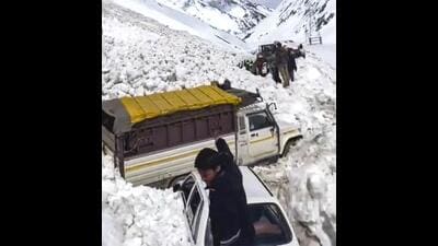 Seven people were killed and five were injured after avalanche hit the Srinagar-Leh national highway near Zojila Pass, on Friday. (PTI) Seven people were killed and five were injured after avalanche hit the Srinagar-Leh national highway near Zojila Pass, on Friday. (PTI)