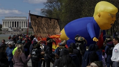 Demonstrators hold a balloon depicting U.S. President Donald Trump during a "No Kings" protest in front of the Lincoln Memorial amid nationwide demonstrations against the Trump administration's policies, in Washington, D.C., U.S., March 28, 2026. REUTERS/Evelyn Hockstein (REUTERS)