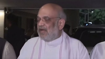 দুর্যোগের কারণে বহুক্ষণ আকাশে চক্কর কাটতে হয় অমিত শাহের বিমানকে। দুর্যোগের কারণে বহুক্ষণ আকাশে চক্কর কাটতে হয় অমিত শাহের বিমানকে।