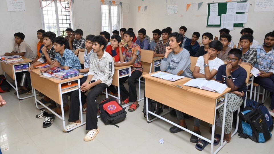 <p>కొత్త విద్యార్థులు అయితే 'ఫ్రెష్ రిజిస్ట్రేషన్' అనే ఆప్షన్​ పై నొక్కాలి. అప్పుడు బ్రౌజర్​లో మీ స్కాలర్ షిప్ సంబంధిత అప్లికేషన్ ఫారమ్ ఓపెన్ అవుతుంది. మీ వివరాలను ఎంటర్ చేసి.. అవసరమైన పత్రాలను అప్​లోడ్ చేయాలి. ఇక చివరగా.. అప్లికేషన్​లో మీరు నమోదు చేసిన వివరాలను సమీక్షించుకుని "సబ్మిట్" చేయాలి. ఆ తర్వాత అప్లికేషన్ ప్రింట్ అవుట్ తీసుకోవచ్చు. భవిష్యత్తు అవసరాల కోసం అప్లికేషన్​ రిఫరెన్స్ నంబర్​ను నోట్ చేసుకోవాలి.<br> </p>
