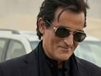 An old video shows Vinod Khanna with baby Akshaye Khanna jostling around.